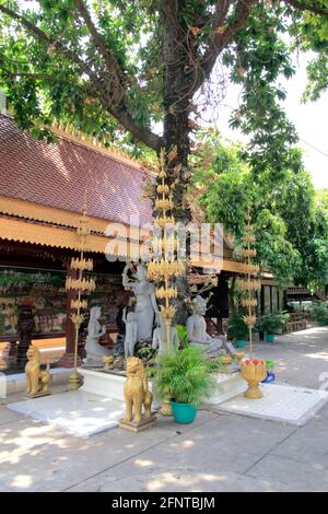 Ornements sur un arbre devant la boutique de souvenirs Palais Royal Phnom Penh Cambodge Banque D'Images