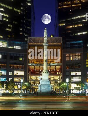 2005 MONUMENT HISTORIQUE DE COLUMBUS (©GAETANO RUSSO 1892) TIME WARNER TOURS DU CENTRE (©DAVID CHILDS 2003) COLUMBUS CIRCLE MANHATTAN NEW YORK CITY ETATS-UNIS Banque D'Images