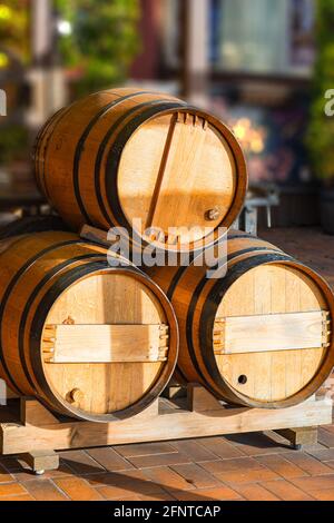 Trois fûts de vin ou de whisky en bois sur la rue. Les fûts sont empilés les uns sur les autres. Banque D'Images