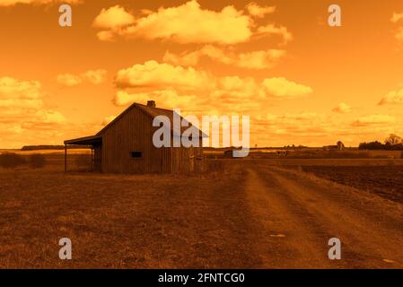 Une vieille maison en bois d'horreur abandonnée dans les champs ciel nuages, à côté d'un chemin effrayant concept.Horror vintage filtre.tonid. Banque D'Images