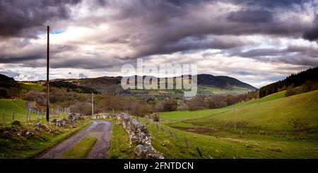 La piste jusqu'à notre maison de la serre au-dessus de Drumnadrochit. La vue de Glen Coiltie à Glen Urquhart est toujours glorieuse et toujours changeante, jusqu'à présent Banque D'Images