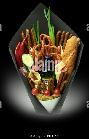 Varsovie, Pologne - 19 mai 2021 : bouquet alcoolique, un cadeau original pour un homme. Bouquet de viande et de fromage. Bouquet de saucisses, légumes, fromage, pain Banque D'Images