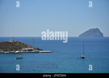 Paysage avec vue panoramique sur le port de Kapsali avec le phare historique au sommet de la colline et des bateaux à voile dans l'île de Kythira, Attica Grèce. Banque D'Images