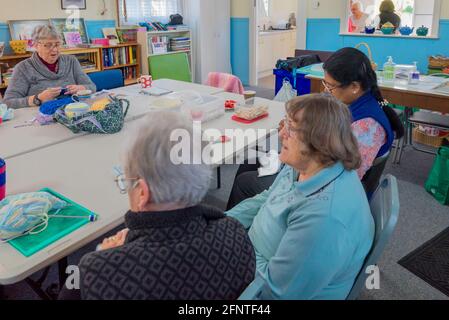 Mesdames de la Country Womens Association (CWA) Castle Hill Branch tricoter et crocher des couvertures et des jouets pour les enfants victimes de traumatismes En Australie Banque D'Images