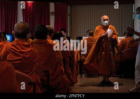 Bangkok, Thaïlande. 19 mai 2021. Les moines thaïlandais attendent dans une file d'attente la vérification de leurs documents lors d'une campagne de vaccination contre la pandémie du coronavirus COVID-19 à l'hôpital Priest de Bangkok. Crédit : SOPA Images Limited/Alamy Live News Banque D'Images