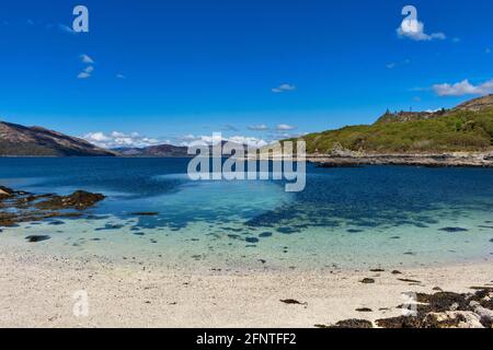 SANDAIG BAY ISLANDS AND BEACHES GLENELG SCOTLAND UN CIEL BLEU AU-DESSUS DE PLAGES BLANCHES IMMACULÉES ET D'UNE MER LIMPIDE Banque D'Images