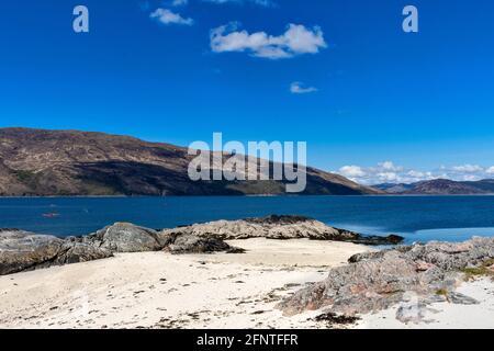 SANDAIG BAY ISLANDS ET PLAGES GLENELG SCOTLAND CIEL BLEU PLAGES BLANCHES IMMACULÉES ET CANOËS MARINS COLORÉS Banque D'Images