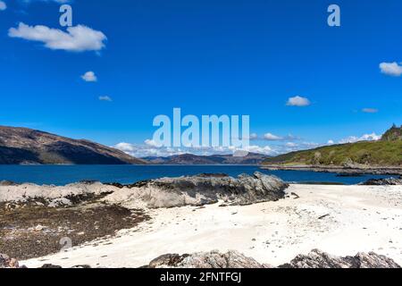 SANDAIG BAY ISLANDS ET PLAGES GLENELG SCOTLAND CIEL BLEU PLAGES BLANCHES IMMACULÉES Banque D'Images