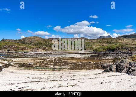 SANDAIG BAY ISLANDS ET PLAGES GLENELG SCOTLAND CIEL BLEU PLAGES BLANCHES DE COQUILLAGES ÉCRASÉS Banque D'Images