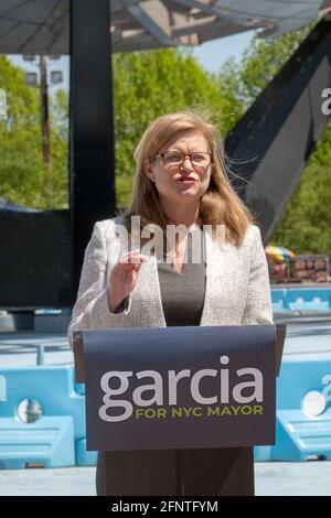 Kathryn Garcia, candidate démocrate au maire de New York, accepte un appui près de la Unisphere à Flushing Meadows Corona Park à Queens, New York. Banque D'Images