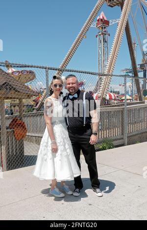 Portrait posé d'un couple juste après leur mariage en plein air à Coney Island, Brooklyn, New York Banque D'Images