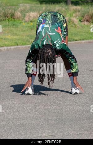 Une femme agile dans ses années 50 à un cours de yoga méditatif dans un parc à Flushing, Queens, New York City. Banque D'Images