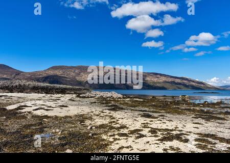 SANDAIG BAY ISLANDS AND BEACHES GLENELG SCOTLAND WHITE BEACH OF COQUILLAGES ÉCRASÉS ET COLLINES DE SKYE AU-DELÀ Banque D'Images