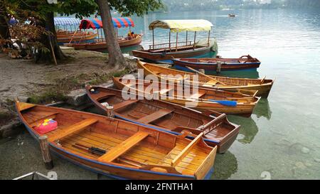 BLED, SLOVÉNIE - 22 mars 2017: Bateaux en bois pletna ancré sur la plage dans la ville emblématique de Bled, Slovénie Banque D'Images