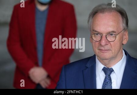 19 mai 2021, Saxe-Anhalt, Bad Lauchstädt: Reiner Haseloff (CDU), ministre-président de Saxe-Anhalt, se tient dans une salle du Lauchstätter Heilbrunnen. Haseloff s'est rendu à Bad Lauchstädt dans le cadre de sa campagne électorale d'État. Photo: Sebastian Willnow/dpa-Zentralbild/dpa Banque D'Images