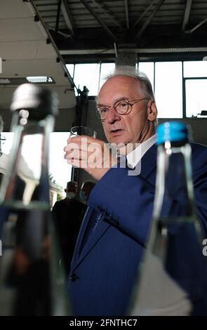 19 mai 2021, Saxe-Anhalt, Bad Lauchstädt: Reiner Haseloff (CDU), ministre-président de Saxe-Anhalt, se tient dans une salle de la Lauchstadt Heilbrunnen. Haseloff s'est rendu à Bad Lauchstädt dans le cadre de sa campagne électorale d'État. Photo: Sebastian Willnow/dpa-Zentralbild/dpa Banque D'Images