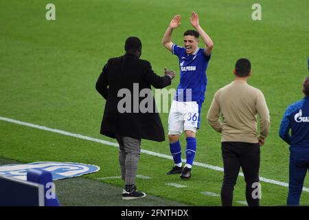 Jubilation Blendi IDRIZI r. (GE) après son objectif à 2: 2, avec Gerald ASAMOAH (GE, coordination du département des joueurs autorisés). Football 1er Bundesliga, 33ème jour de match, FC Schalke 04 (GE) - Eintracht Frankfurt (F) 4: 3, le 15 mai 2021 à Gelsenkirchen/Allemagne. # les règlements DFL interdisent toute utilisation de photographies comme séquences d'images et/ou quasi-vidéo € Banque D'Images