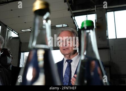 19 mai 2021, Saxe-Anhalt, Bad Lauchstädt: Reiner Haseloff (CDU), ministre-président de Saxe-Anhalt, se tient dans une salle de la Lauchstadt Heilbrunnen. Haseloff s'est rendu à Bad Lauchstädt dans le cadre de sa campagne électorale d'État. Photo: Sebastian Willnow/dpa-Zentralbild/dpa Banque D'Images