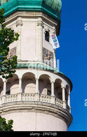 Gros plan de la tour de veille de feu avec drapeau indiquant Haza, Szeretet, Huseg (Homeland, Amour, fidélité) pour le centenaire du référendum, Sopron, Hongrie Banque D'Images