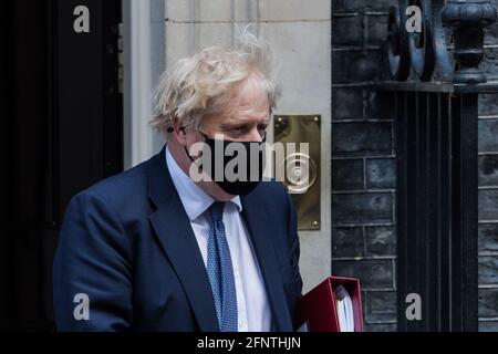 Londres, Royaume-Uni. 19 mai 2021. Le Premier ministre britannique Boris Johnson quitte le 10 Downing Street pour les QPM à la Chambre des communes. Crédit: Wiktor Szymanowicz/Alamy Live News Banque D'Images