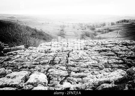 Le beau et ancien pavé calcaire sur le sommet de Malham Cove dans le Yorkshire. Banque D'Images