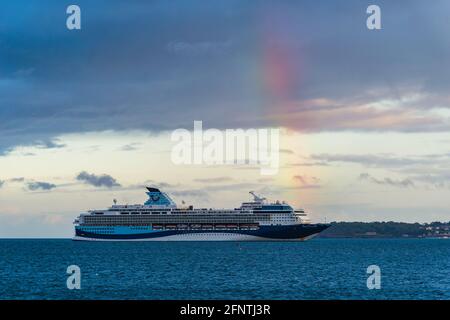 Sunset et Rainbow sur les ferries de croisière à Torquay, Devon, Angleterre, Europe Banque D'Images