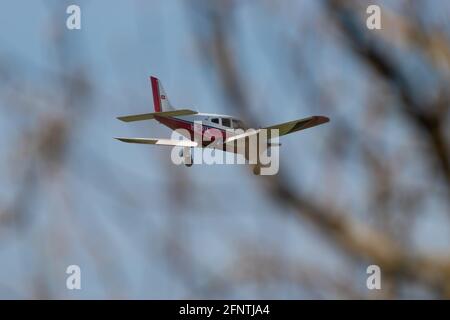 Piper PA-28-R201 Arrow s'approche à l'aéroport de Saint Gallen Altenrhein en Suisse 21.4.2021 Banque D'Images