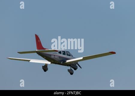 Piper PA-28-181 Archer Aircraft s'approche à l'aéroport de Saint Gallen Altenrhein en Suisse 20.4.2021 Banque D'Images