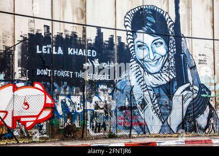 Graffiti de Leila Khaled sur la barrière israélienne de Cisjordanie près de Bethléem. Banque D'Images