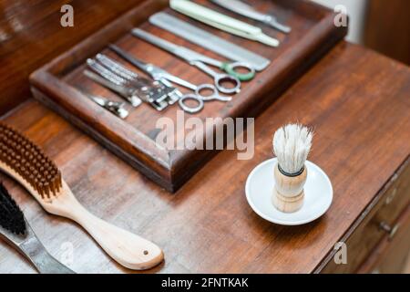 Vue de dessus de blaireau et d'un ensemble d'outils à salon de coiffure Banque D'Images