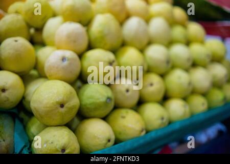 Gros plan de fruit coloré avec pile de guavas Banque D'Images