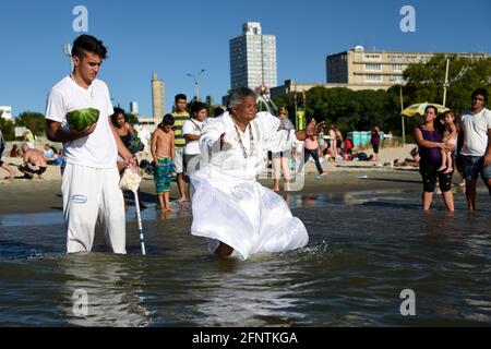 Celebración de la diosa Jemanja en una playa de Montevideo, Uruguay Banque D'Images