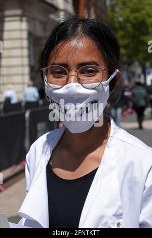 Londres, Royaume-Uni. 19 mai 2021. Les scientifiques perturbent le jour d’ouverture de l’exposition « notre planète future » parrainée par Shell au Musée des sciences. Extinction rébellion manifestation participation de la compagnie pétrolière Shell à une exposition au Musée des sciences. Credit: JOHNNY ARMSTEAD/Alamy Live News Banque D'Images