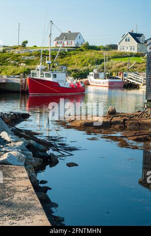 Bateaux de pêche commerciale amarrés à Peggys Cove, Nouvelle-Écosse Canada Banque D'Images