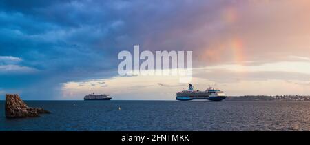 Sunset et Rainbow sur les ferries de croisière à Torquay, Devon, Angleterre, Europe Banque D'Images