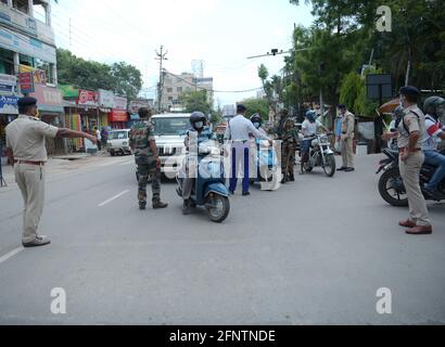 Agartala, État de Tripura, dans le nord-est de l'Inde. 19 mai 2021. Le personnel de police inspecte les motocyclistes le long d'une route pendant un couvre-feu à Agartala, la capitale de l'État indien de Tripura, au nord-est de l'Inde, le 19 mai 2021. Le bilan COVID-19 de l'Inde a atteint 25,496,330 mercredi, avec 267,334 nouveaux cas enregistrés au cours des dernières 24 heures, a confirmé le ministère de la Santé. Dans une tentative d'aplatissement de la courbe des cas COVID-19, la plupart des États du pays ont imposé des couvre-feux de nuit et des blocages partiels ou complets. Credit: STR/Xinhua/Alay Live News Banque D'Images