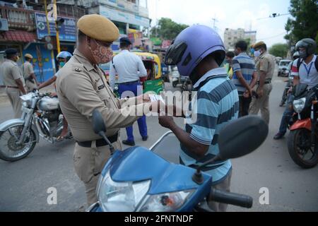 Agartala, État de Tripura, dans le nord-est de l'Inde. 19 mai 2021. Le personnel de police inspecte les motocyclistes le long d'une route pendant un couvre-feu à Agartala, la capitale de l'État indien de Tripura, au nord-est de l'Inde, le 19 mai 2021. Le bilan COVID-19 de l'Inde a atteint 25,496,330 mercredi, avec 267,334 nouveaux cas enregistrés au cours des dernières 24 heures, a confirmé le ministère de la Santé. Dans une tentative d'aplatissement de la courbe des cas COVID-19, la plupart des États du pays ont imposé des couvre-feux de nuit et des blocages partiels ou complets. Credit: STR/Xinhua/Alay Live News Banque D'Images