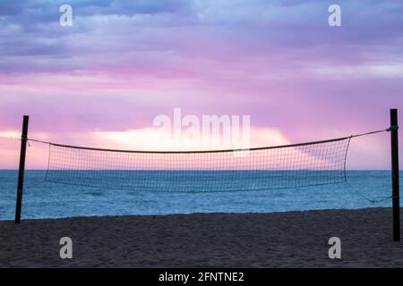 lever du soleil sur la plage de pals à gérone, sur la costa brava, dans le nord de l'espagne Banque D'Images