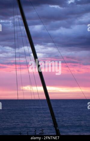 lever du soleil sur la plage de pals à gérone, sur la costa brava, dans le nord de l'espagne Banque D'Images