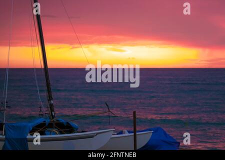 lever du soleil sur la plage de pals à gérone, sur la costa brava, dans le nord de l'espagne Banque D'Images