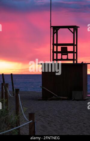 lever du soleil sur la plage de pals à gérone, sur la costa brava, dans le nord de l'espagne Banque D'Images