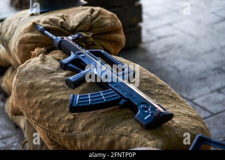 Un gros plan du modèle de fusil d'assaut dans l'armée camp d'été Banque D'Images