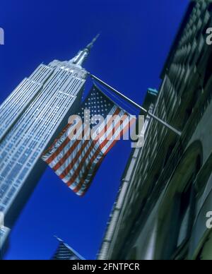 2005 BÂTIMENT HISTORIQUE DE L'ÉTAT DE L'EMPIRE À DRAPEAU AMÉRICAIN (©SHREVE LAMB & HARMON 1931) CINQUIÈME AVENUE MIDTOWN MANHATTAN NEW YORK CITY ÉTATS-UNIS Banque D'Images