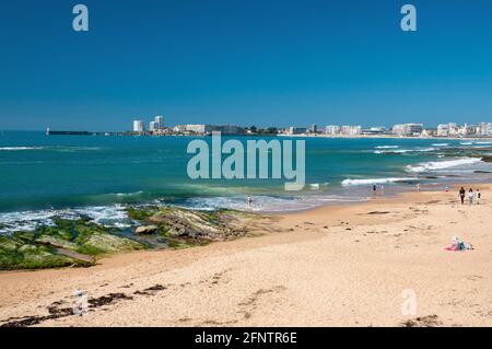 La baie et la plage des Sables d'Olonne, station balnéaire sur la Côte de Lumière (côte de lumière), Mayenne (85), région Pays de la Loire, France. Banque D'Images