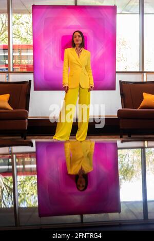 Londres, Royaume-Uni. 19 mai 2021. L’artiste abstrait NAT Bowen pose avec son œuvre Pink Diamond, 2021. Avant-première de “Chromadelic”, exposition solo de NAT Bowen au 45 Park Lane à Mayfair. L'artiste utilise l'étude de la chromologie, la psychologie derrière la couleur, en prenant des influences des couleurs et des formes des années 60 et 70, pour appliquer une couche de résine pigmentée avec des couleurs de néon brillantes contre des pigments naturels rares. Le point fort est le «Diamant rose» avec un pigment naturel de pétales de rose et de la poussière de diamant rose véritable ensemble dans 69 couches de résine. Son spectacle se déroule jusqu'au 28 juin 2021. Credit: Stephen Chung / Alamy Live News Banque D'Images