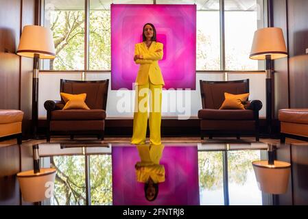 Londres, Royaume-Uni. 19 mai 2021. L’artiste abstrait NAT Bowen pose avec son œuvre Pink Diamond, 2021. Avant-première de “Chromadelic”, exposition solo de NAT Bowen au 45 Park Lane à Mayfair. L'artiste utilise l'étude de la chromologie, la psychologie derrière la couleur, en prenant des influences des couleurs et des formes des années 60 et 70, pour appliquer une couche de résine pigmentée avec des couleurs de néon brillantes contre des pigments naturels rares. Le point fort est le «Diamant rose» avec un pigment naturel de pétales de rose et de la poussière de diamant rose véritable ensemble dans 69 couches de résine. Son spectacle se déroule jusqu'au 28 juin 2021. Credit: Stephen Chung / Alamy Live News Banque D'Images