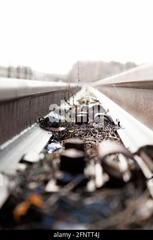 des rails de train en gros plan sur l'ancien pont qui n'est pas utilisé plus longtemps Banque D'Images