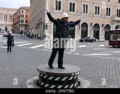 Rome, Italie. 18 mai 2021. Des policiers dirigent la circulation sur la piazza Venezia, Rome, Italie, le 18 mai 2021. À compter du 19 mai, un couvre-feu en Italie commencera à 11 heures, puis le 7 juin à 12 heures. (Photo d'Elisa Gestri/Sipa USA) crédit: SIPA USA/Alay Live News Banque D'Images