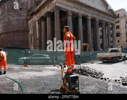 Rome, Italie. 18 mai 2021. Ouvriers rénovant le pavé de la piazza della Rotonda à côté du Panthéon, Rome, Italie, le 18 mai 2021. L'Italie se prépare à accueillir de nouveau les touristes, après la longue pause due à la pandémie de Covid-19. (Photo d'Elisa Gestri/Sipa USA) crédit: SIPA USA/Alay Live News Banque D'Images