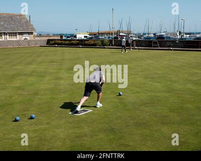 Hommes jouant des boules au Lyme Regis Bowls Club, Lyne Regis, Dorset, Royaume-Uni, 2019. Banque D'Images